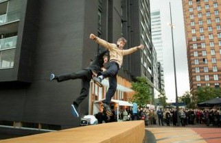 Openingsfeest - Dansers op brug