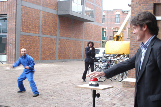 Wethouder Depla laat fabriekssirene zeepfabriek laatste maal loeien.