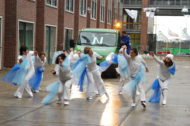 Dansers als vuilnismannen op balkon Behrens 1
