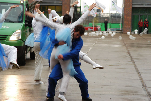 Vuilnismannen verwijderen zeepbellen van het plein