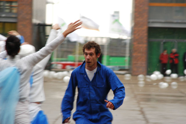 Vuilnismannen verwijderen zeepbellen van het plein