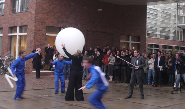 Marlies Rohmer (architect) en Rienk Postema (projectleider Principaal) prikken de laatste zeepbel door!