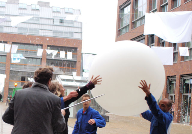 Marlies Rohmer (architect) en Rienk Postema (projectleider Principaal) prikken de laatste zeepbel door!