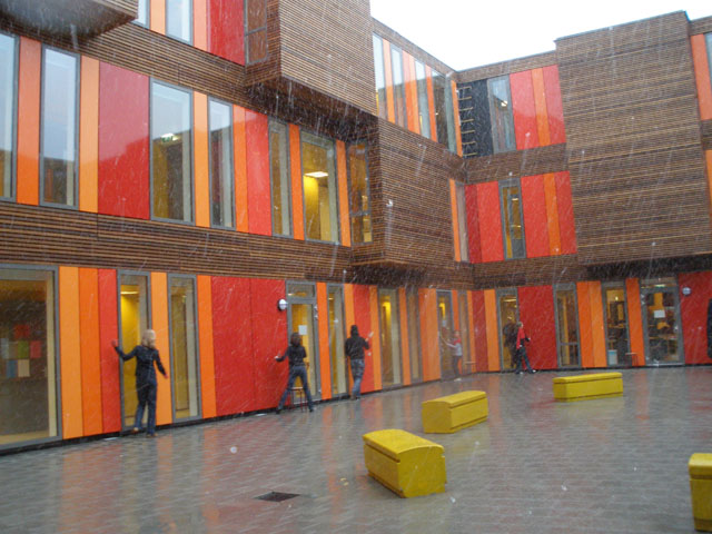 Leerlingen maken muziek op en met het gebouw