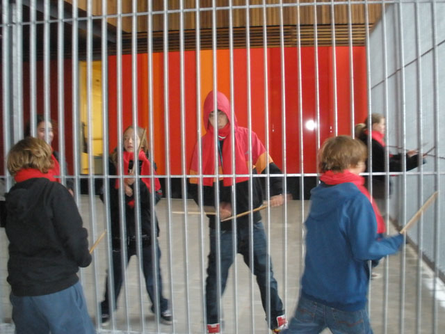 Leerlingen maken muziek op en met het gebouw