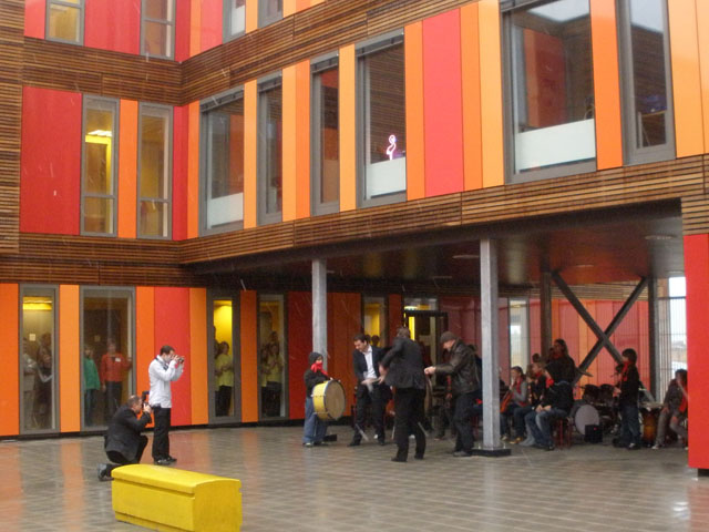 Lodewijk Asscher opent 4e gym met laatste slag concert op trom!